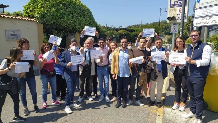 Ztl Marechiaro, la protesta di residenti e imprenditori: "Assurdo pagare i permessi di transito"