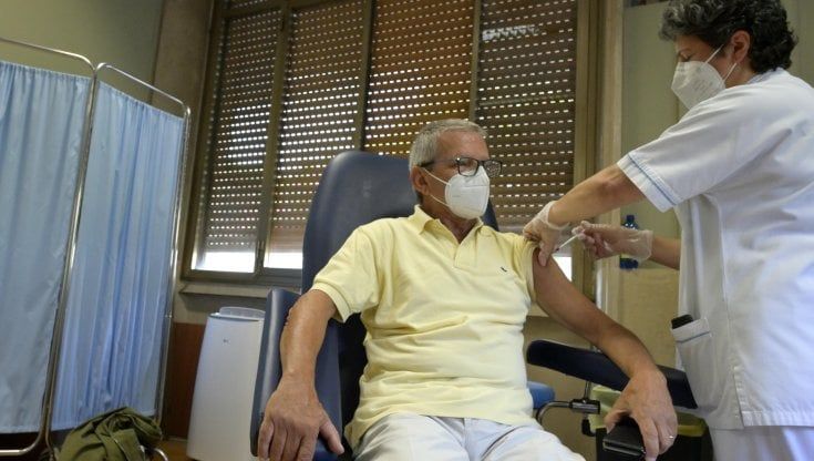 Covid, terza dose ma a basso dosaggio: metà o un quarto di quella normale