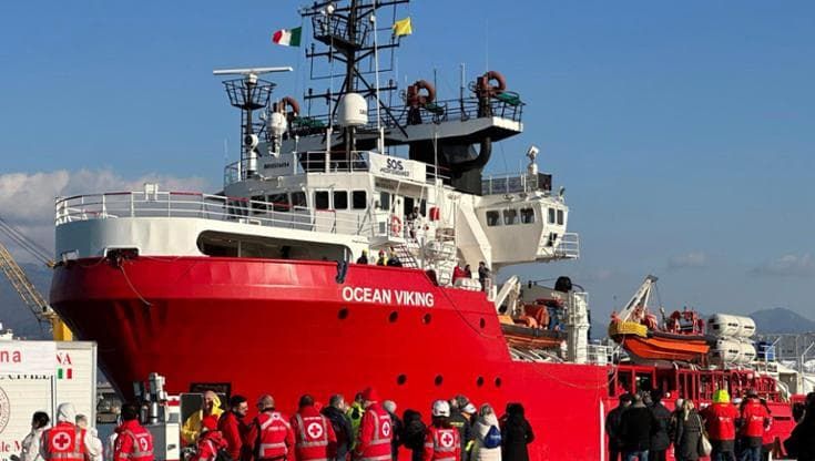 Ocean Viking nel porto di Marina di Carrara: 116 migranti a bordo.