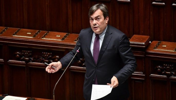Coronavirus, il ministro Amendola in isolamento: "Un mio familiare è positivo". Contagiato il senatore Iv Bonifazi
