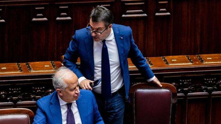 Aerei, Salvini: “In Italia riserve di carburanti fino a maggio”. Rischio tagli ai voli