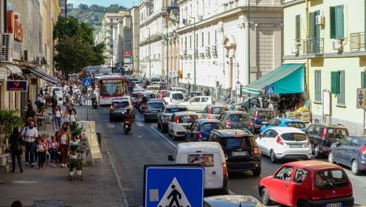 Fuorigrotta, tra ingorghi e il pericolo di incidenti: "Servono vigili e dissuasori"