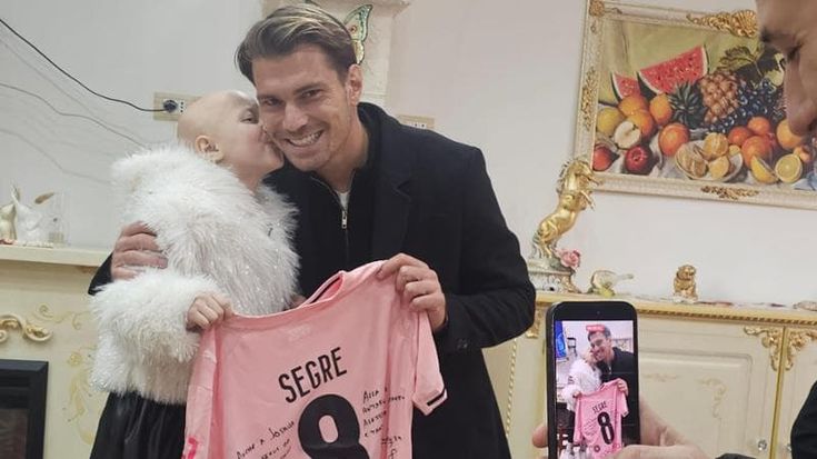 I rosa ricordano la tifosa speciale: “Sei con noi, ci vediamo allo stadio”