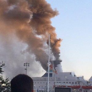 Dopo l'incendio del traghetto Moby diventa odissea il rientro di una famiglia torinese