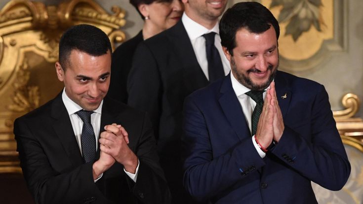 Un canto per la sinistra nascosta sotto la tenda