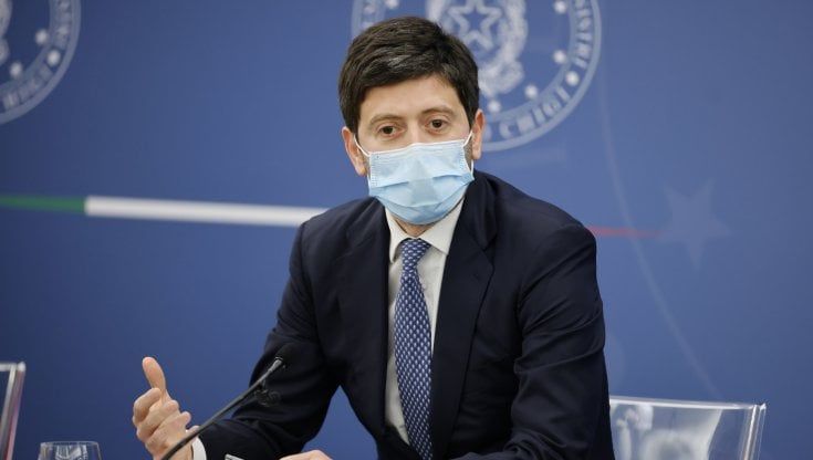 Vaccini, la contromossa del governo concordata col premier: “Agire subito e rassicurare”
