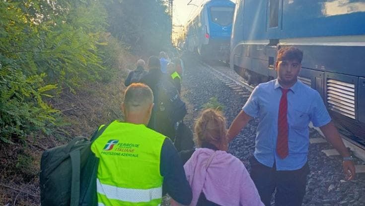 Treno bloccato in campagna a Foggia, il racconto di un passeggero: “Per 10 ore al buio e senz'acqua”