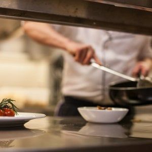 Candeggina nel cibo, è sabotaggio: giallo in un hotel di Rimini