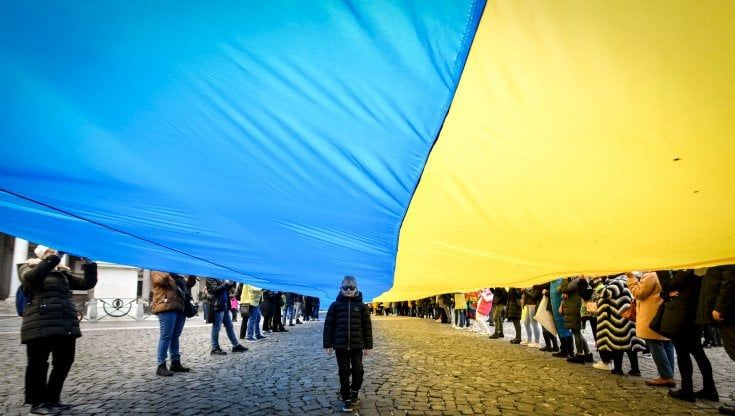 La guerra in casa: la bandiera gialla e blu come un mantello