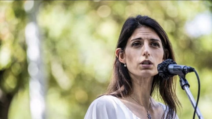 Virginia Raggi ha un nuovo lavoro: è diventata la speaker di un’agenzia di comunicazione