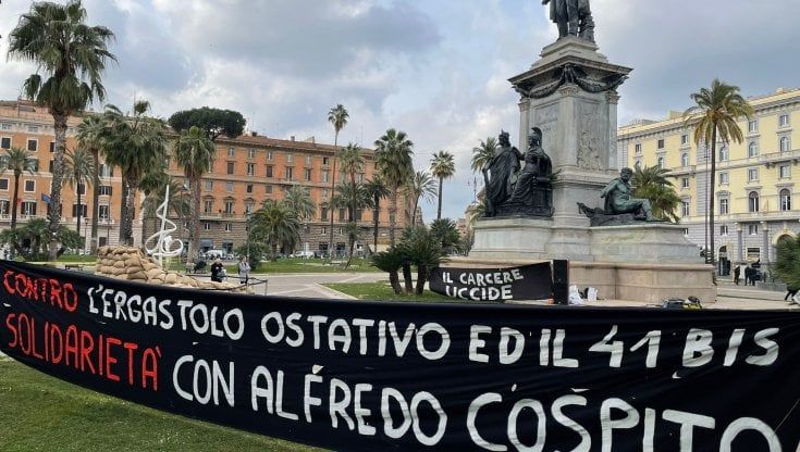 Cospito, la Cassazione ha respinto il ricorso: resta al 41 bis. "Presto morirò". In piazza gridano: "Assassini"