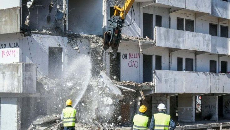 "Il cantiere per demolire le vele deve ripartire". A Scampia la protesta del comitato