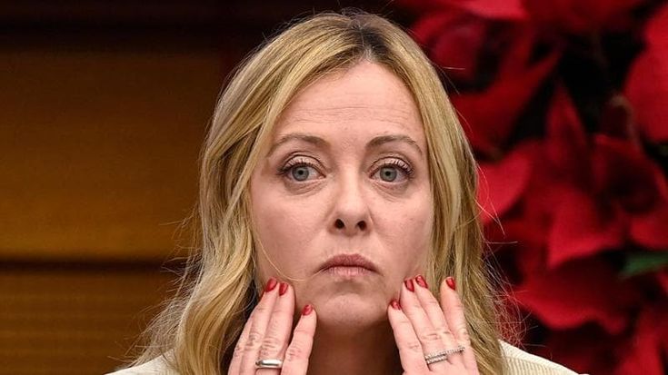 Il dilemma di Meloni: candidarsi o no alle Europee. La tentazione di stravincere e i rischi per la coalizione