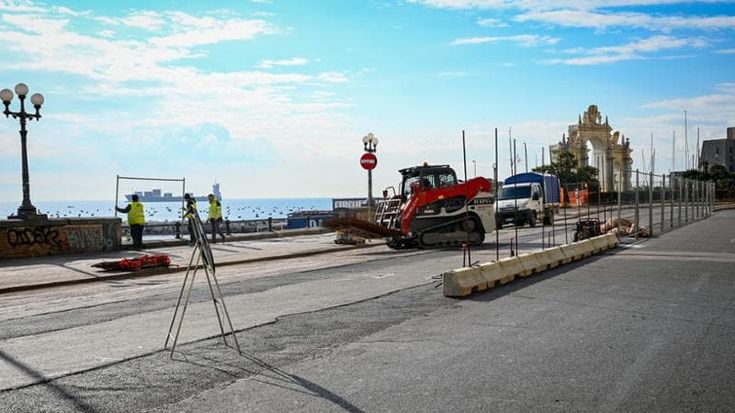 Napoli, restyling del lungomare: lavori in via Nazario Sauro, arriva la pietra lavica etnea