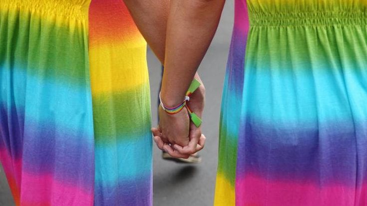 Diritti Lgbtq+, mille cartoline al sindaco di Palermo: “Registri all'anagrafe i figli delle coppie arcobaleno”