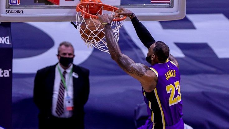 Basket Nba: Portland stende Denver, Lakers ai play-in contro un Curry spaziale