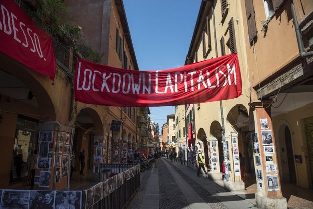 Il 25 aprile a Bologna: Fresu suona in piazza, la gente in fotografia al Pratello