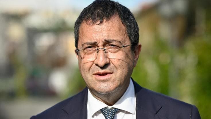 Campania, il Pd va in soccorso di De Luca: l’ex presidente forma il gruppo regionale grazie a Topo
