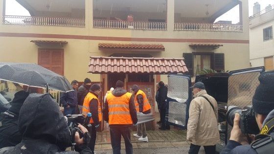 Tragedia a Mugnano, spinge la mamma dalle scale e la uccide. Poi si lancia nel vuoto e muore