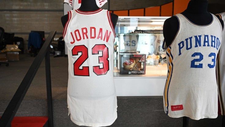 Basket, un nuovo record all'asta per Jordan: 320mila dollari per una maglia del 1984