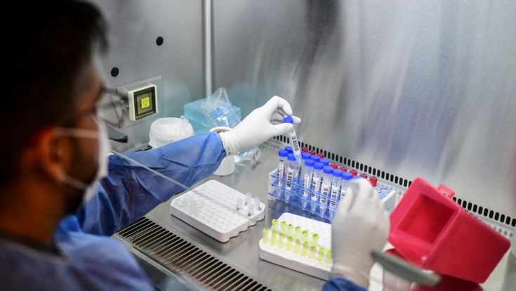 Vaccini, l'Ema congela J&J. E la Danimarca liquida AstraZeneca