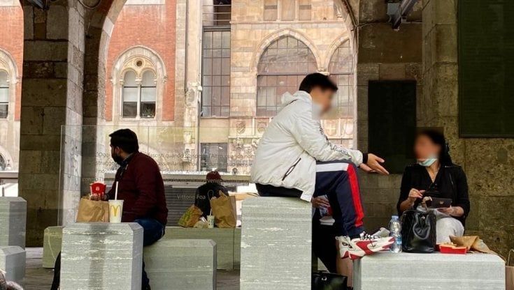 La Loggia dei Mercanti usata dai clienti del McDonald's come dehors, protesta l'Anpi: "Degrado in luogo simbolo, Comune intervenga"