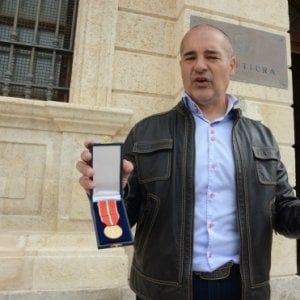 Sassari. Carabiniere restituisce la medaglia d'oro per protesta, lo Stato gli chiede il risarcimento