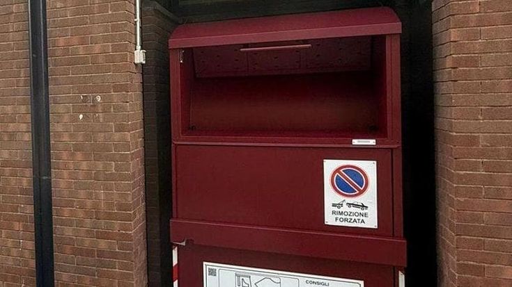 Ama, riparte la raccolta degli abiti usati: addio ai cassonetti gialli, ora sono rosso amaranto
