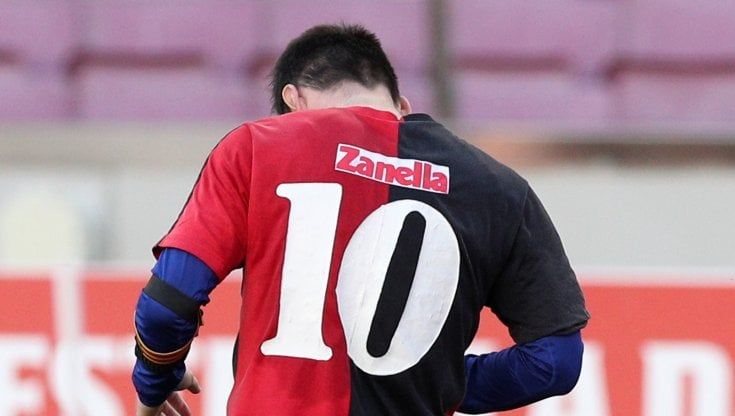 Liga, Barcellona: Messi segna e omaggia Maradona con la maglia del Newell's Old Boys