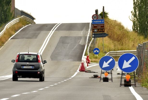 Viabilità, migliora la circolazione in via Europa verso il casello - Foto 