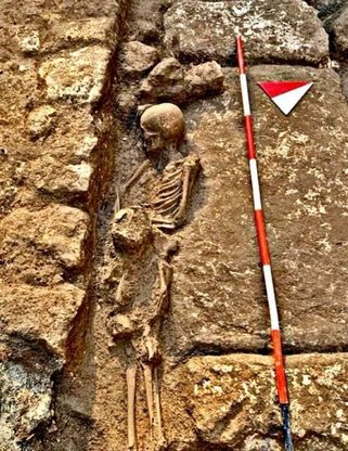 Mamma e figlio abbracciati dal Medioevo, la scoperta durante i lavori per la rete idrica 