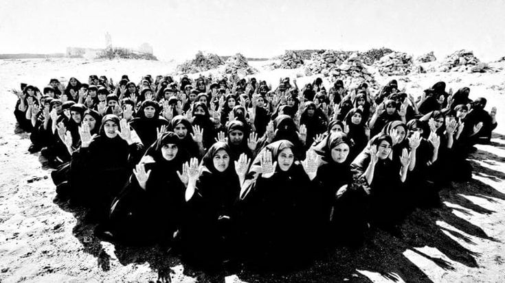 Poetico, politico, resiliente. Il corpo delle donne nell’arte di Shirin Neshat