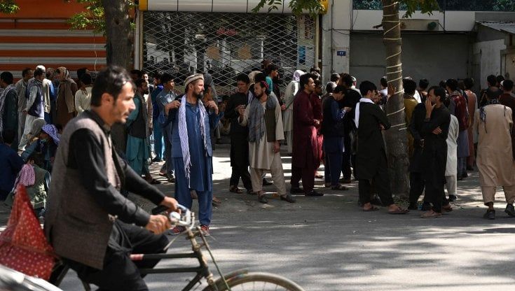 Afghanistan, nella Kabul dei talebani tornano i tempi della fame: “Siamo senza soldi né pane”