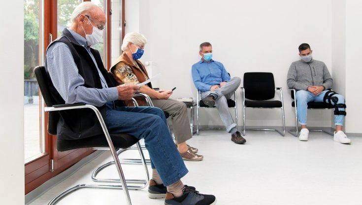 Muore nello studio del medico di famiglia mentre aspetta il suo turno: "Aveva male al petto"