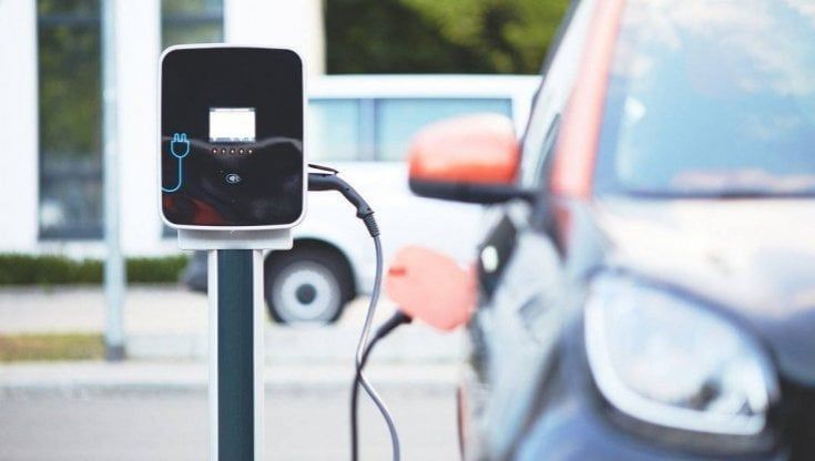 Più elettrico e meno CO2: i piani delle imprese per la svolta ecologica