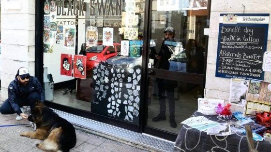Bari, un tatuaggio per aiutare i cani senza famiglia: "Fissiamo sulla pelle l'amore per gli animali"