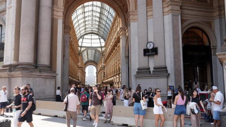 Vogue World in Galleria, centro blindato: strade chiuse e la M1 salta la fermata Duomo