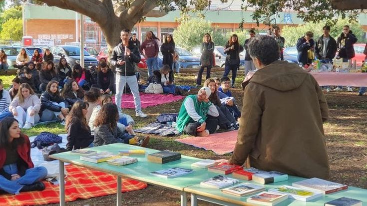 La facoltà di Lettere “trasloca” in giardino: “Vogliamo un Ateneo dei diritti”