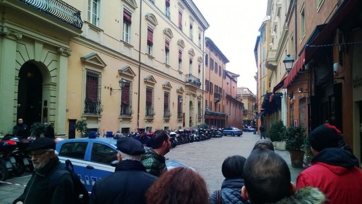 Falso allarme bomba in via D'Azeglio, evacuati due palazzi