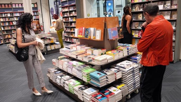 Il doppio volto di Milano: capitale della lettura e dei libri venduti, ma crisi delle librerie