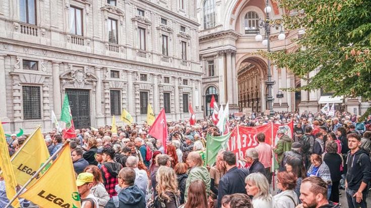 Presidio Stop Data Center a Milano, centinaia in piazza Scala: “No alla colonizzazione digitale”