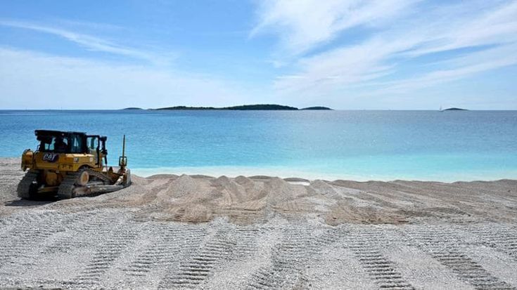Croazia, il boom delle spiagge artificiali per mantenere la promessa da cartolina. “La costa morirà”