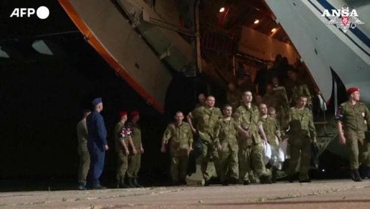 Scambio di prigionieri con l'Ucraina: i militari russi liberati arrivano a Mosca
