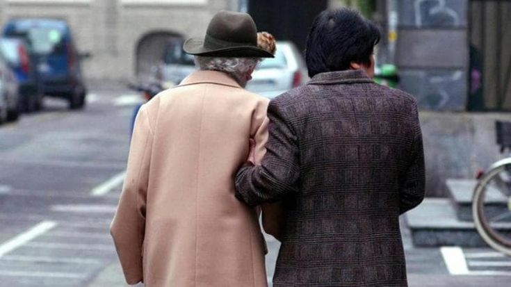 Badanti, colf e tate: nelle case dei lombardi sono almeno 300mila, la metà lavora in nero