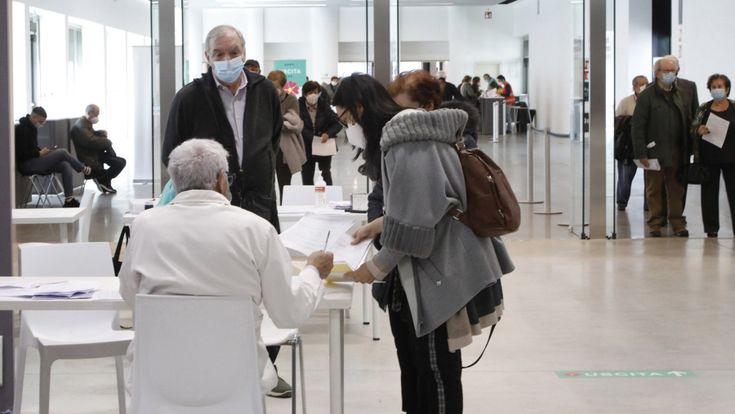 Vaccini, dopo il record dosi quasi finite. Le Regioni: rischio blocco