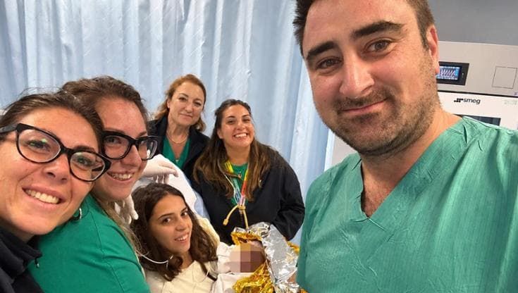 Torre Annunziata, Lucia partorisce una bimba in auto aiutata dal marito: "Io e Patrizia stiamo bene"