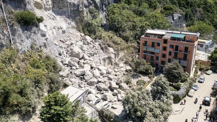 Napoli, Campi Flegrei: il pm studia le carte sui costoni a rischio