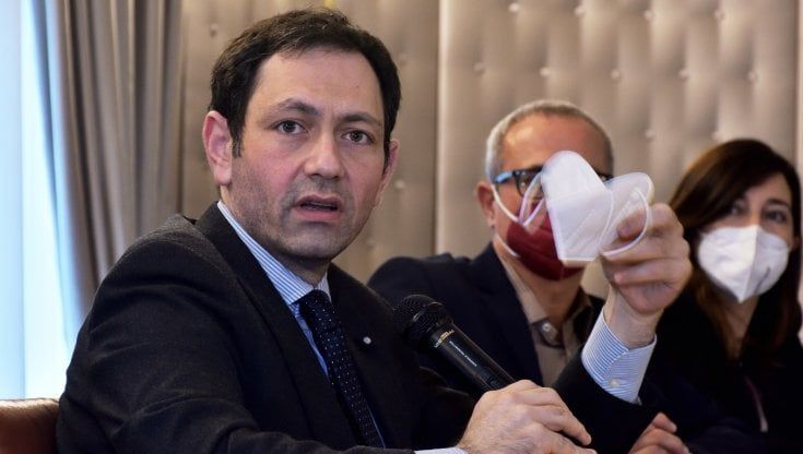 Dati Covid falsificati, l'assessore Razza va a processo. I giallorossi: "Si dimetta"