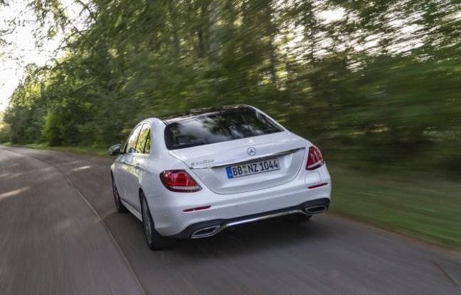 Classe E 300 de EQ Power, due Mercedes in una