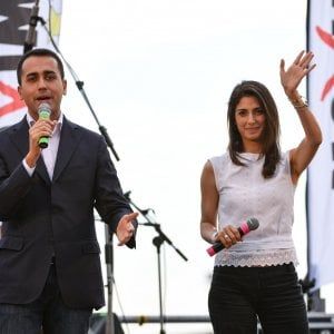 Comunali a Roma, Raggi a Ostia per chiudere la campagna elettorale: "Il treno giusto siamo noi"